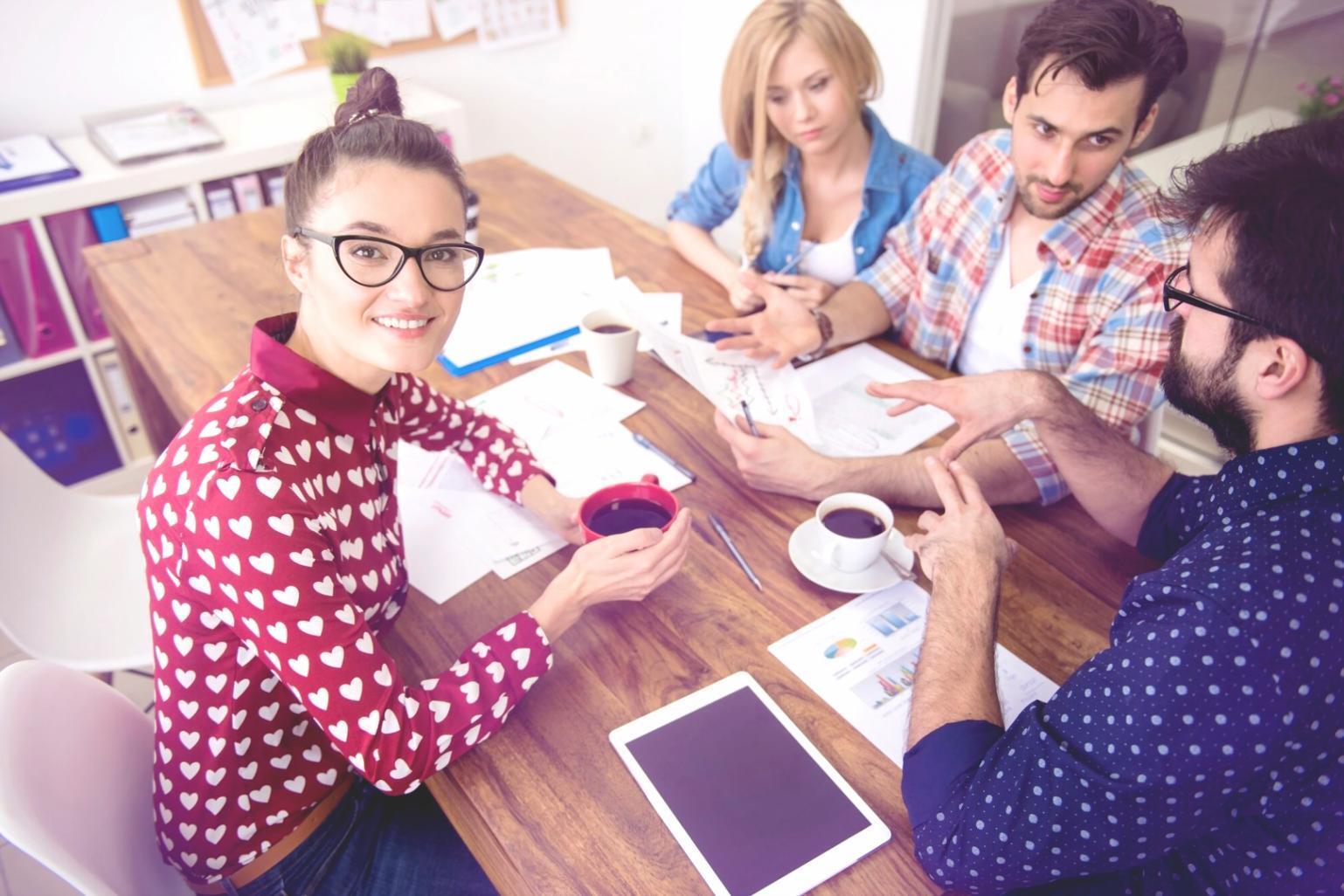 Bureau moderne avec ordinateurs et graphiques financiers